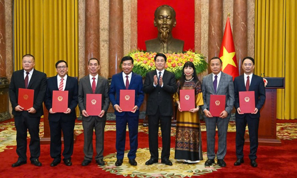  Chủ tịch nước Lương Cường trao quyết định phong hàm và bổ nhiệm các Đại sứ Việt Nam